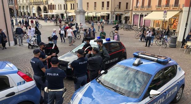 I controlli sulla movida e il distanziamento sociale in piazza Vittorio Emanuele a Rovigo