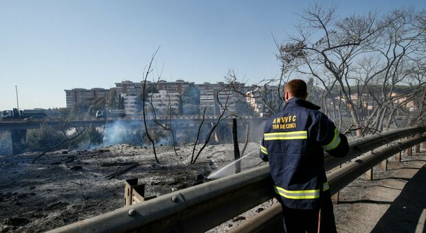 Roma, boom di incendi per le sterpaglie, ma il comune ingaggia sentinelle