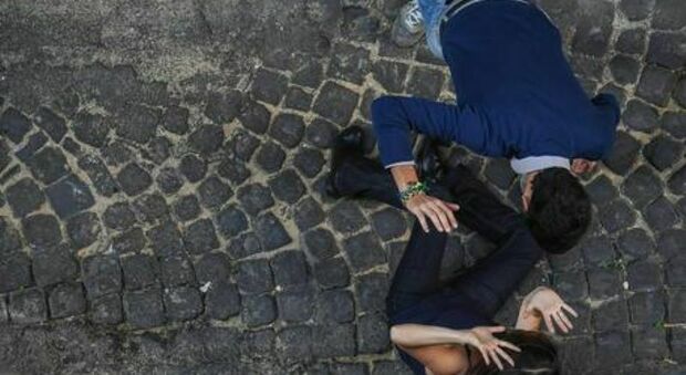 Roma choc, stuprata dal branco a 14 anni mentre aspettava gli amici: sotto accusa cinque minorenni