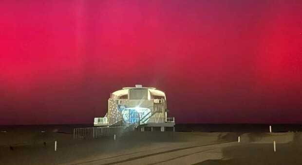 Aurora boreale rossa sopra la spiaggia di Gabicce Mare. Foto tratta dalla pagina fb del Comune