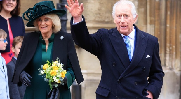 Camilla, dettaglio da 4mila euro nell'outfit: «Le ricorda l'amore per Carlo, ma Elisabetta non l'avrebbe mai approvato»