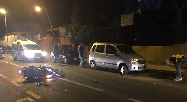 Incidente stradale a Napoli ragazzo di 26 anni in scooter travolge una donna e muore