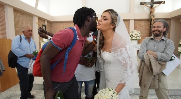 Napoli, il matrimonio equo e solidale: gli sposi invitano migranti al banchetto