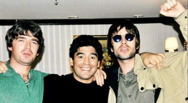I fratelli Gallagher degli Oasis ricordano Maradona: «Leggenda, nessuno str***o come lui»
