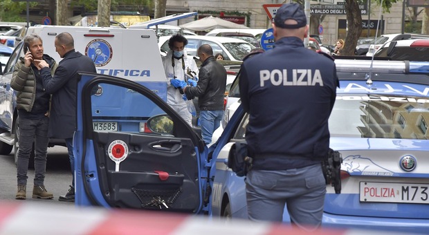 Roma, caccia al serial killer delle prostitute: tre massacrate a coltellate, indagini sulle telecamere del quartiere