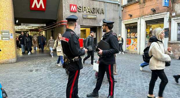 Roma, turisti derubati di portafogli e smartphone ai ristoranti, nelle metro e a Termini: le razzie e gli arresti