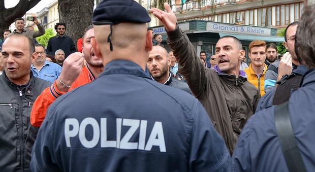 Salvini contestato a Battipaglia: insulti e manifesti durante il comizio