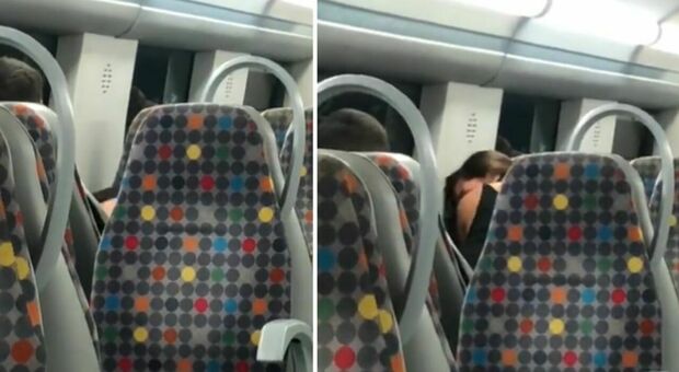 Fanno sesso in treno davanti a tutti: nei guai due ventenni, il video postato su Twitter