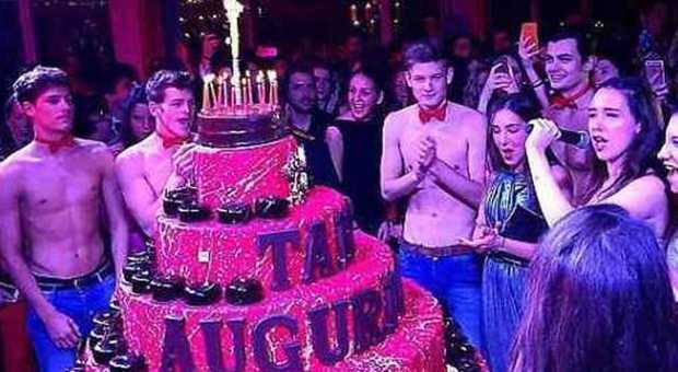 Aurora Ramazzotti, il party per i 18 anni è hot: ragazzi nudi attorno alla torta