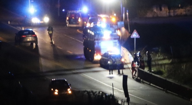 Ancona, parcheggia sul ciglio della strada e attraversa la statale: morto investito un uomo. Traffico in tilt