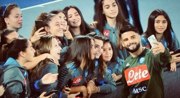 Napoli,il selfie di Insigne con le baby azzurre è virale