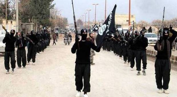 Caos Iraq, cristiani in fuga: Isis avanza. Nuovi raid aerei Usa, rischio golpe