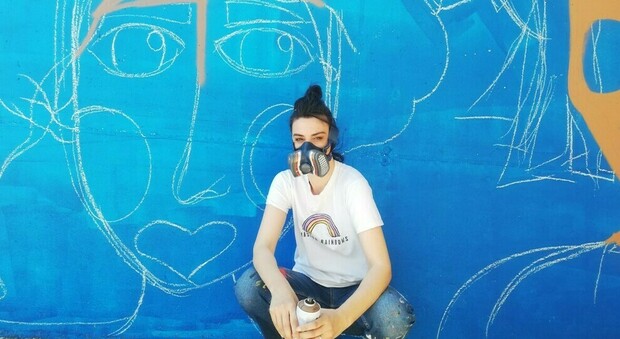 Volti di donne nel sottopasso: la street art di Carolì