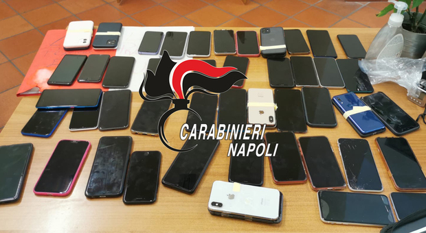 Napoli, immigrato trovato per strada con 55 smartphone rubati nelle spiagge