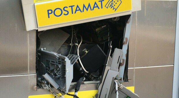 Assalto al bancomat delle Poste con esplosivo: boato violentissimo. Bottino da 20mila euro