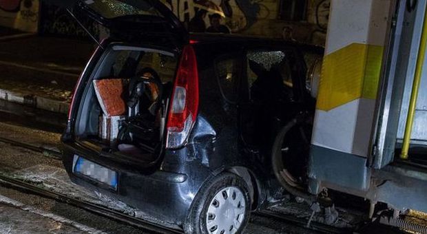Roma, trenino contro auto: caos e traffico in tilt