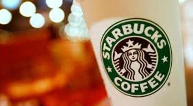 Starbucks, blocco nel sistema di pagamento: bevande gratis per tutti i clienti