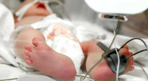 Milano, neonata non mangia e va in ospedale: i dottori scoprono diverse fratture. Allontanato il padre