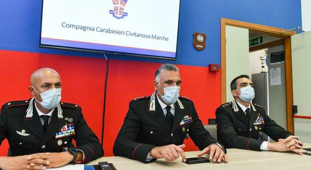 Un momento della conferenza stampa sugli arresti, al centro il colonnello Nicola Candido