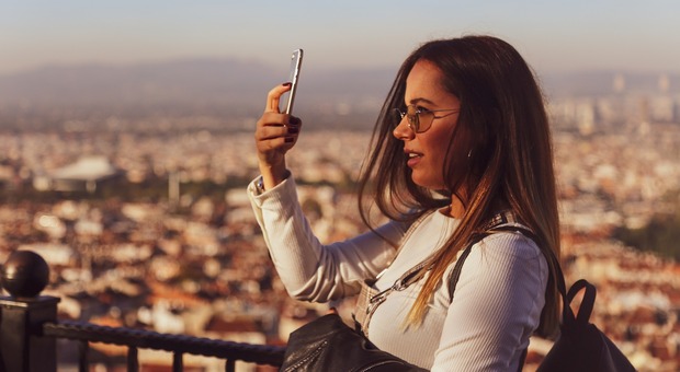 Selfie al sole con lo smartphone, l'allarme degli oculisti: «Si rischiano danni permanenti agli occhi»