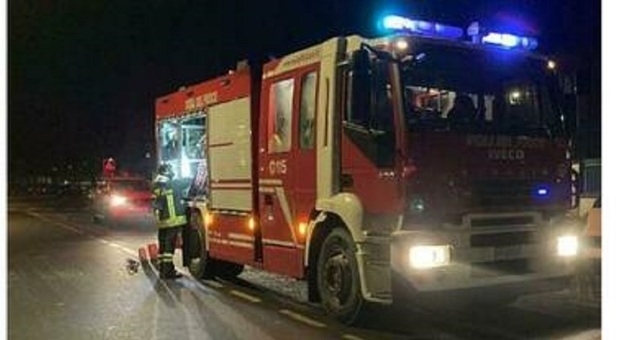 Castignano, auto finisce in una scarpata e suona il clacson: i pompieri salvano il conducente imprigionato