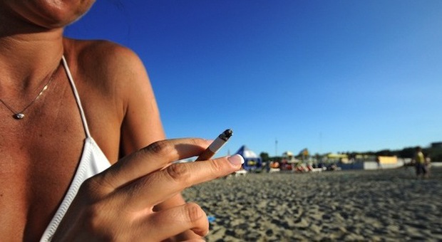 "Vietato fumare in spiaggia, allo stadio, nei parchi". Nuova stretta a 10 anni da Sirchia