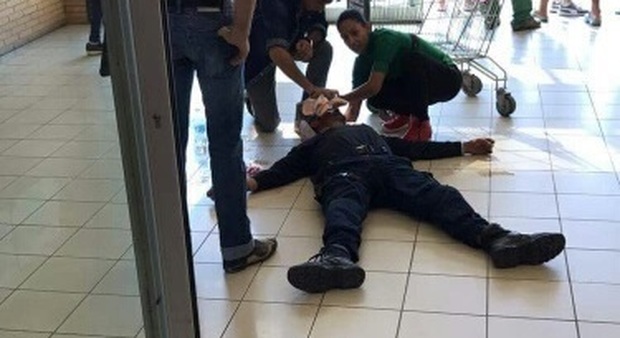 Rapina al centro commerciale, vigilantes ferito alla testa