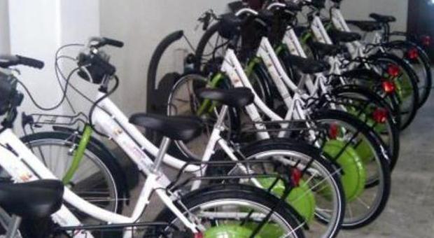 Lotta agli sprechi: il sindaco manda i dipendenti in bicicletta