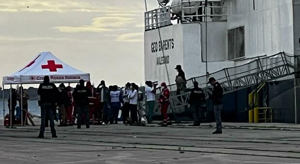 Geo Barents in porto a Bari: a bordo 121 migranti. Due donne morte durante la traversata