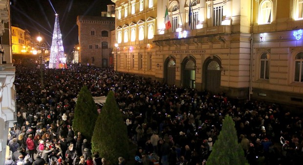 Benevento: via al Natale, decine di migliaia in strada