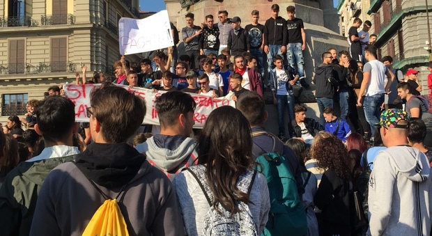 «No all'alternanza scuola-lavoro», gli studenti protestano in piazza Garibaldi