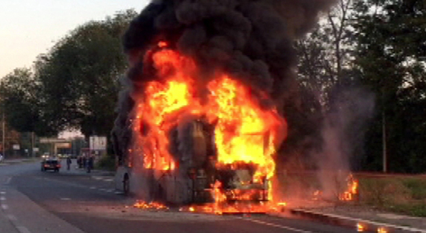 Roma, bus in fiamme sulla Pontina: autista si mette in salvo dal finestrino