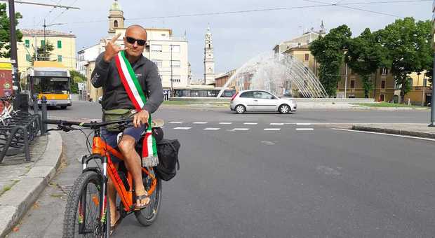 Dal Piemonte a Roma, il sindaco-ristoratore in bici per restituire i 600 euro a Conte
