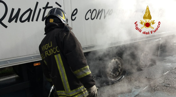 Cornedo Vicentino, ganasce bloccate: scoppia l'incendio sull'autoarticolato