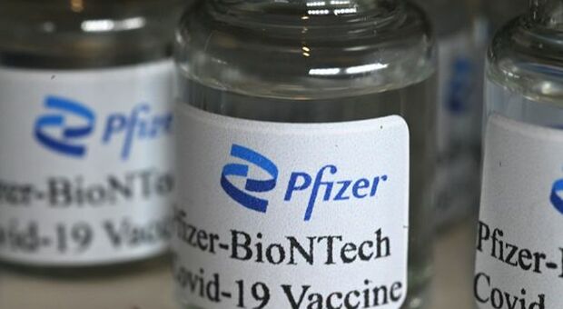 Vaccini, Ema: al via la valutazione della terza dose Pfizer