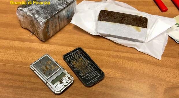 Un chilo di hashish nascosto tra la legna in garage: arrestato 24enne di Cepagatti