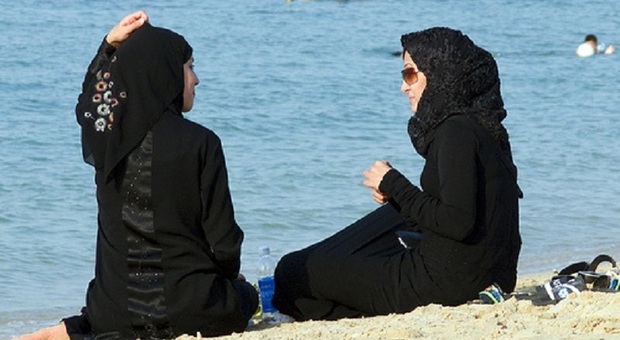Stop musulmani «vestiti in spiaggia o nel mare». La crociata della sindaca di Monfalcone contro il burkini: «Si adeguino a nostri costumi»