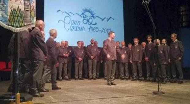 Il Coro Cortina durante l'esibizione per il cinquantenario