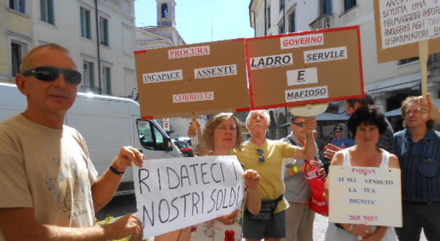La protesta in piazza Garibaldi davanti alla Popolare di Vicenza