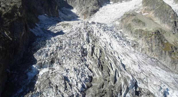 Ghiacciaio Monte Bianco, spostamento continuo: «Il fronte accelera di 90 centimetri al giorno»