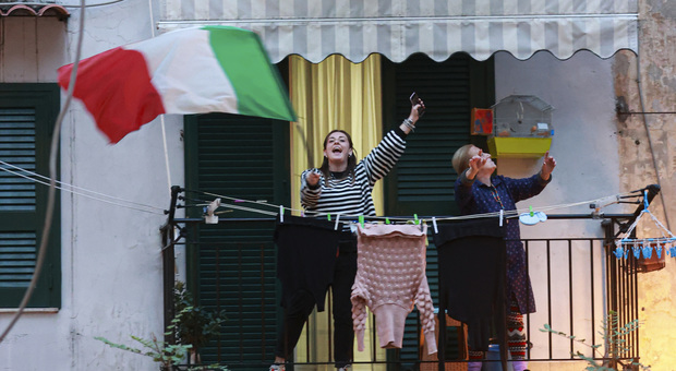 Coronavirus, flashmob anche a Napoli: tutti sui balconi a cantare «Abbracciame»