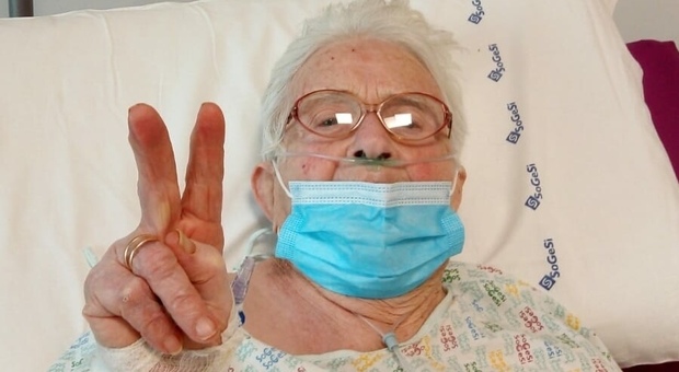 Nonna Bruna, 95 anni, e il segno della vittoria