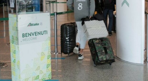 Alitalia, ora è caos bagagli. L'azienda: «Imbarcare un solo bagaglio a mano, nulla in stiva»