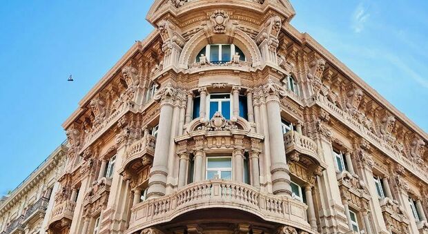 Dopo 25 anni riaprono gli ultimi due piani di Palazzo Mincuzzi a Bari: ecco la bellezza dello stile liberty. Video