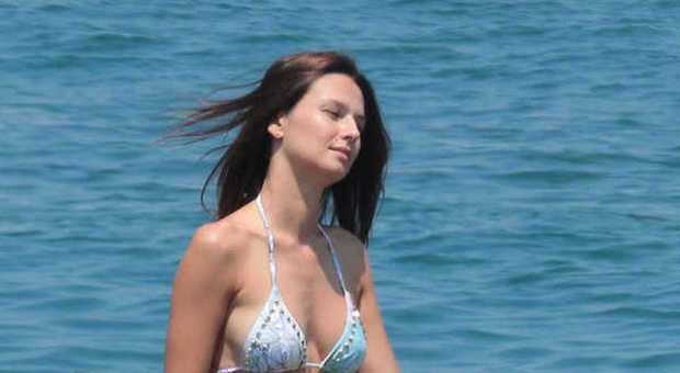 Anna Safroncik a Ischia micro-bikini e lato B in mostra