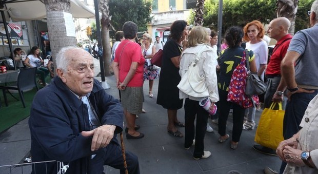 Napoli, protesta a piazzetta Cariati contro la chiusura della Funicolare