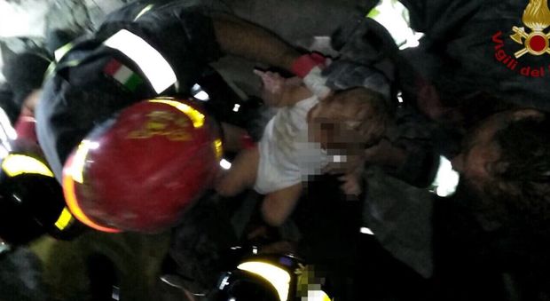 Terremoto Ischia, salvato neonato di 7 mesi: il piccolo Pasquale sta bene