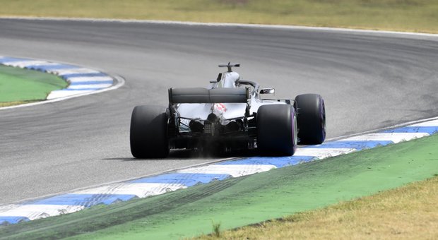 Hamilton, si spegne il motore delle Mercedes e deve spingerla: è fuori dalle qualifiche