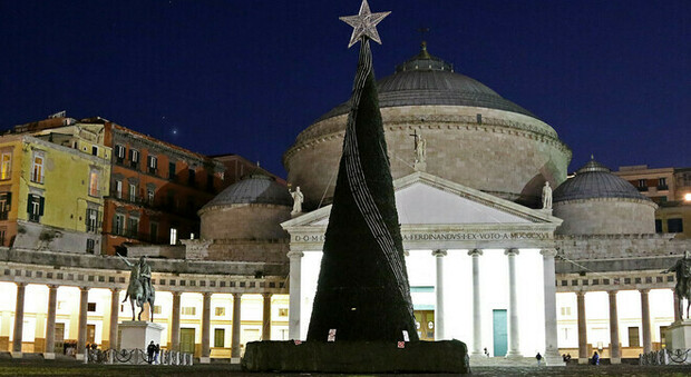 Napoli, si inaugura in piazza del Plebiscito l'albero di Natale di Confesercenti