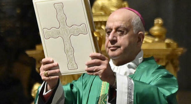 Il Premio Cardinale Giordano a monsignor Fisichella per il libro su Karol Wojtyla